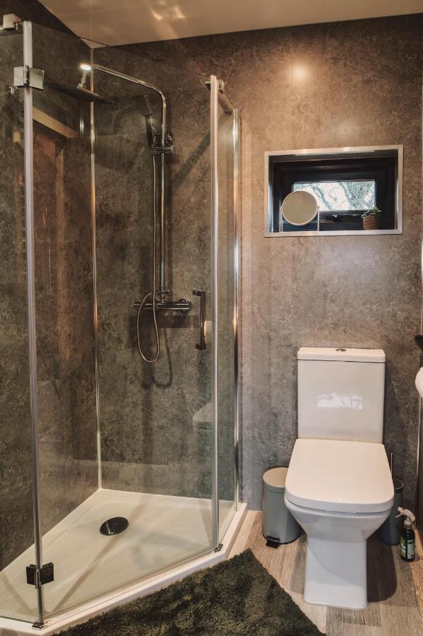 טרורו Luxury Glamping Cabin With Outdoor Bath On Cornish Flower Farm מראה חיצוני תמונה