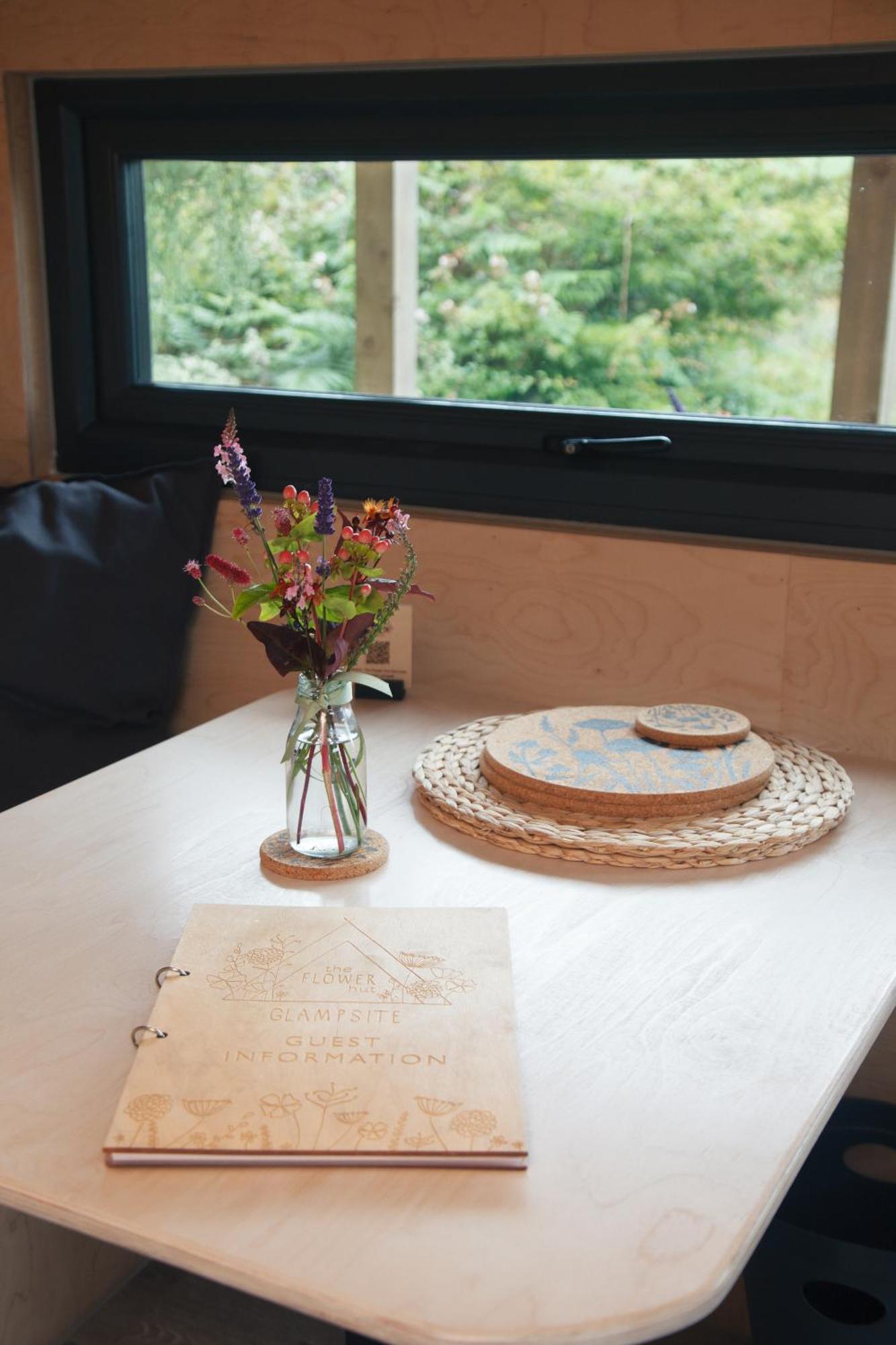טרורו Luxury Glamping Cabin With Outdoor Bath On Cornish Flower Farm מראה חיצוני תמונה